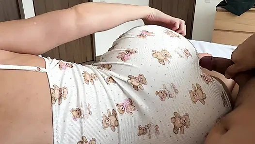 Sexy stiefmutter teilt hotelzimmer mit stiefsohn und wird gefickt