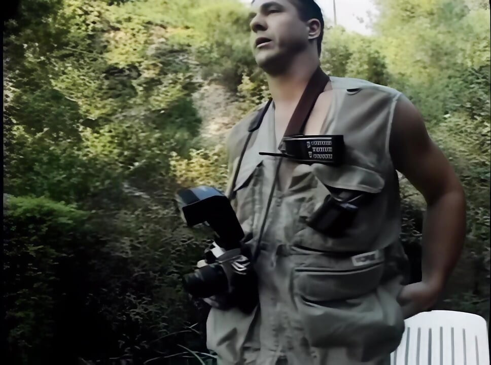 人妖占主导地位的人妖毫不留情地干她顺从的婊子