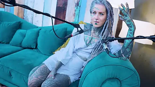 Aku bicara tentang L - LOVE - ASMR podcast SFW berbicara tentang gadis gothic bertato rambut gimbal