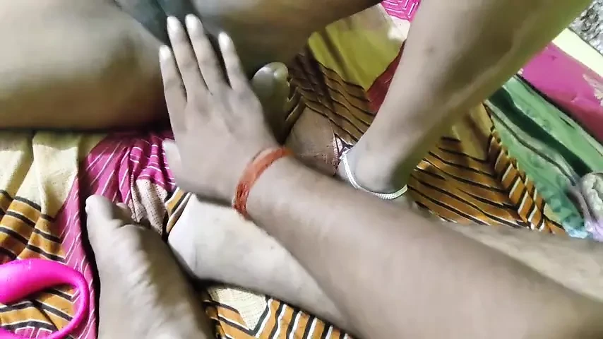 Hot bhabhi indian chut me agutha dal diya bhabhi ko aaya maza