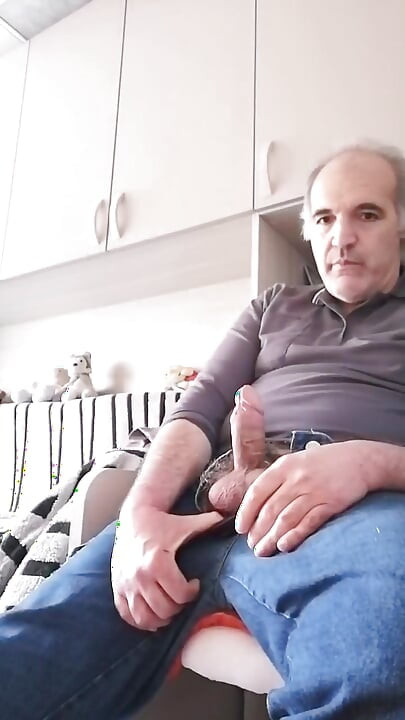 Il Mio Cazzo Duro E Gonfio Vuole Essere Segato Subito!