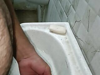 Ich pinkelte in den Handwaschhahn