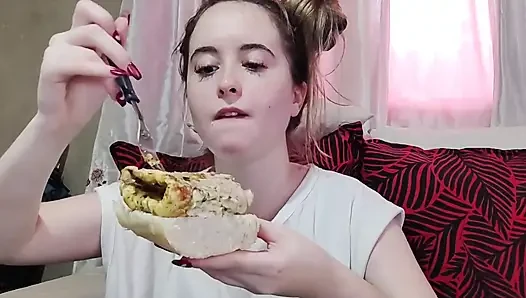 Kirazlı domatesli omletli sandviç yiyor