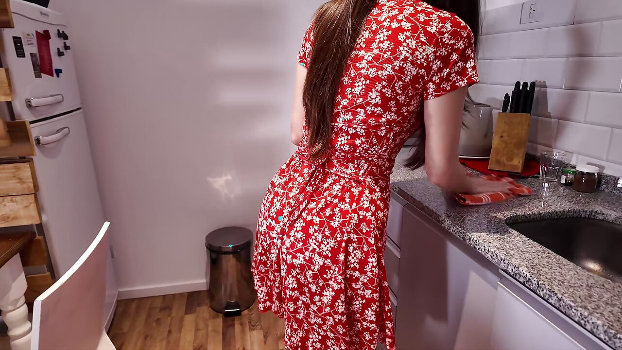 Kitchen surprise for stepmom without panties