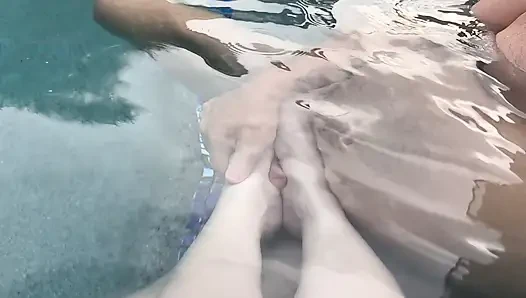Footjob di kolam renang sampai dicrot di bawah air