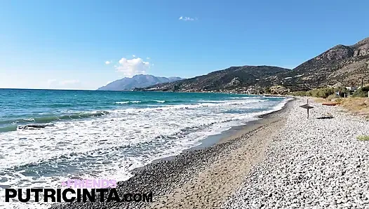 Putri cinta pamer toket bulatnya yang ngaceng di pantai