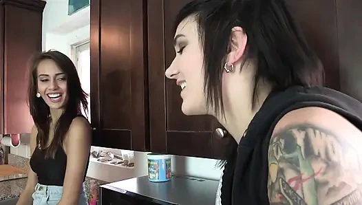 Genç Jannice arkadaşının boşalmasına yardım ediyor