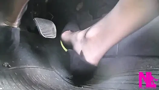 Sinnliches Fahren in schwarzen Suede-pumps mit dünnen Metall-high Heels