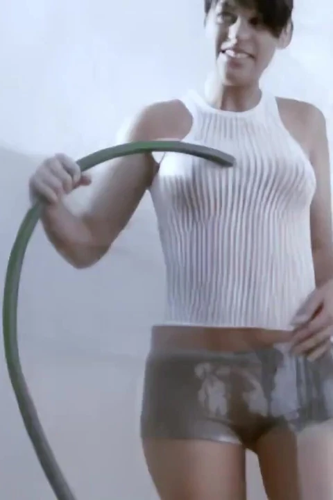Chili: Young Latina Playing
