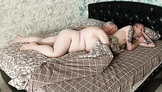 Ibu mertua nyepong kontol dan nyepong kontol sampai dicrot di dalam pagi-pagi