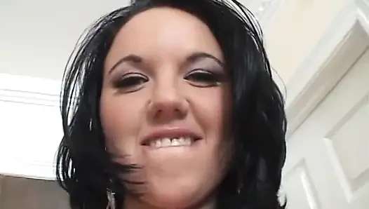 Tiga pria meniduri si cantik rambut cokelat ini dan memberinya tiga crot di muka banyak banget