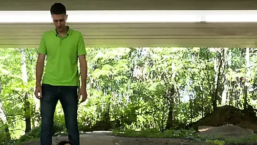 Büyük götlü esmer kadın sikiliyor ve büyük göğüslerine püskürtülür