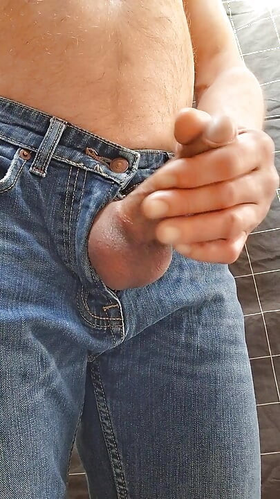 Truenorthpov 单人男性第一人称视角 - 穿着牛仔裤的特写，素人没脸，真正的自然风格