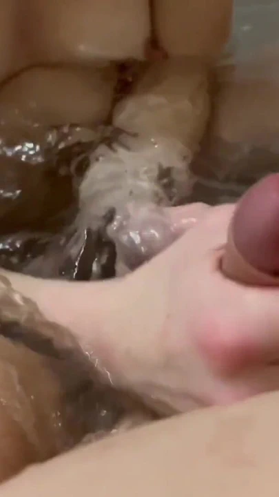 迷人的时刻从 "洗澡的时候给她一个小惊喜"