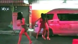 Des ladyboys marchant dans la rue travaillent à Pattaya