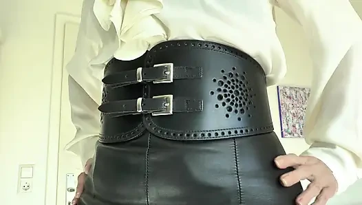 Широкие тугие ремни, часть 76, дама Victoria Valente