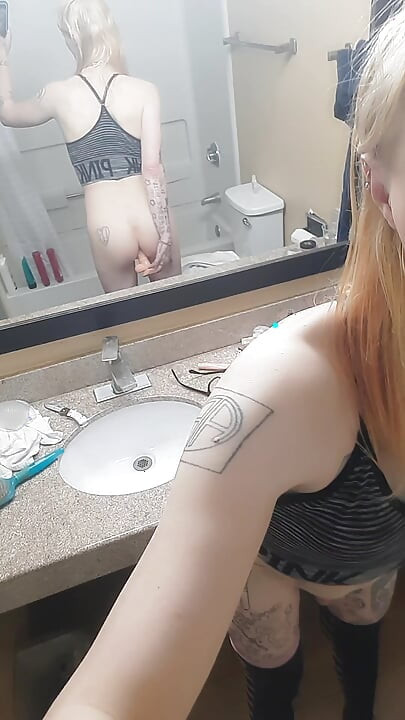 Trans djevojka isprazni kondom s lica i jebe svoj dildo