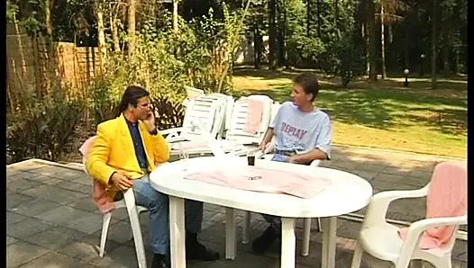 Di balik pintu jerman dientot dengan rajin