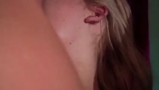 Blonde Schönheit in Ekstase