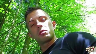 Rencontrer une brune sexy dans la forêt motive le mec pour une sodomie en plein air