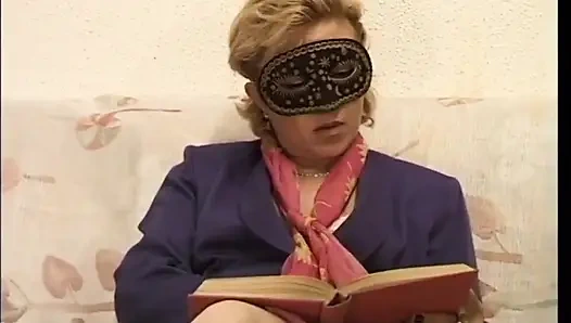 Sarışın orta yaşlı seksi kadın dildoyla sikiliyor