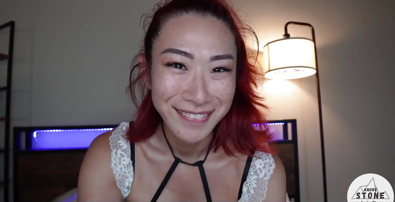 Seksi trans azijska cura Aerie Rei isprobava sobaricin outfit