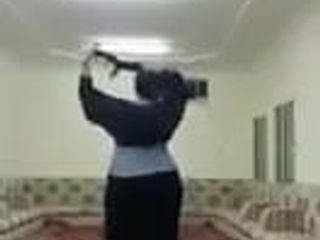 Wanita Arab menari 1