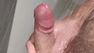 Si masturba un grosso cazzo bianco non tagliato nella doccia.