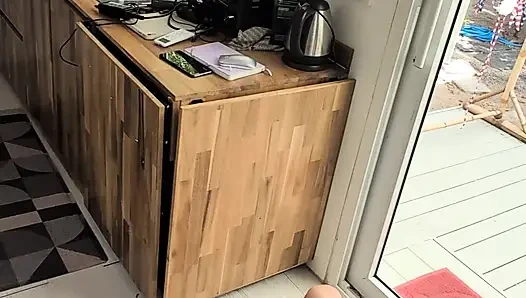 Geile schöne süße teenager-masturbation von oben mit dildo und blowjob geschossen