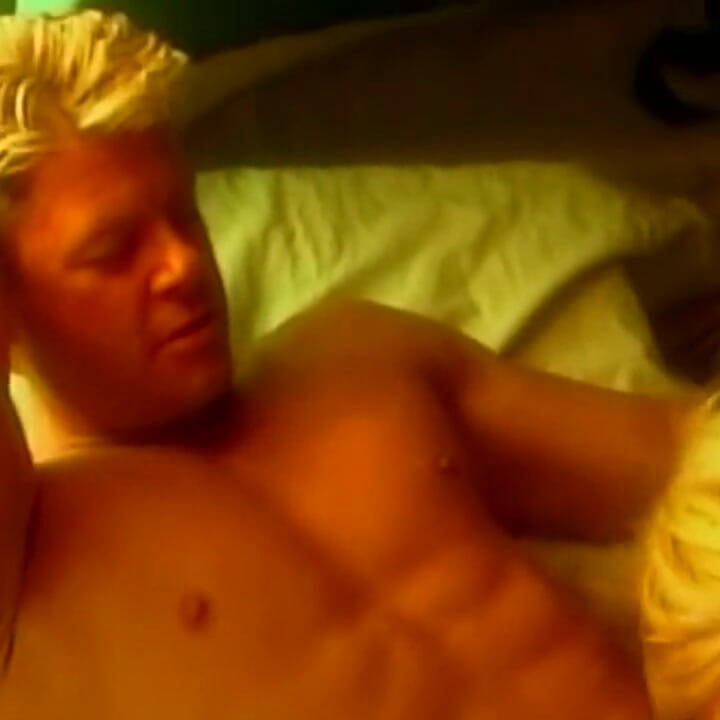 Blondine Bombshell rider vildt og får orgasme