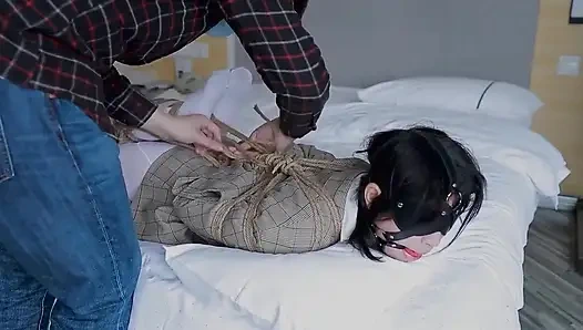 Хея09 - девушка-як в белых чулках привязана к кровати веревками.