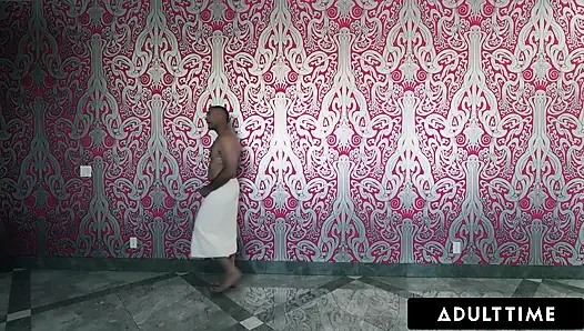 ADULT TIME - kalbi kırık Ana Foxxx eski sevgilisini yeni bebek August Skye ile yakalıyor ve onları sikişirken izlemek zorunda