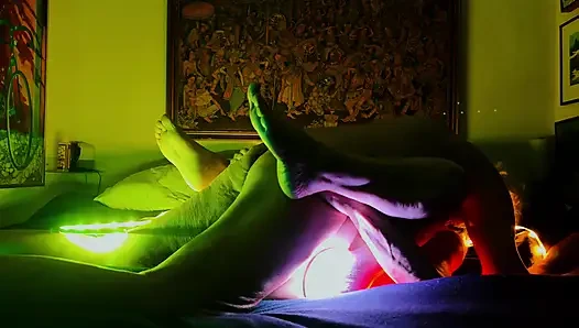 Zwei Lichtexperimente – eine mit Aufheller, das andere mit einem LED-Streifen