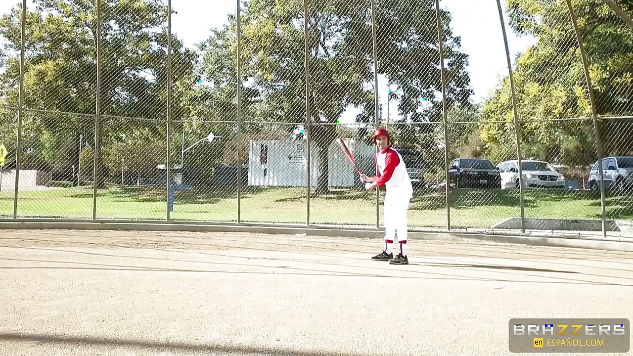 Brazzers - baseballozom, aztán ez a dögös csaj átveszi az irányítást a testem felett
