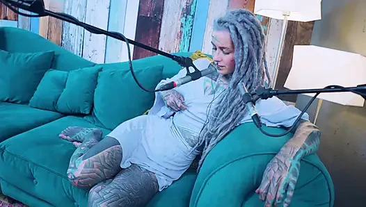 Ich spreche über J - Jelousy - ASMR podcast SFW spricht goth dünnes mädchen dreadlocks tattoo-model mit tinte mädchen