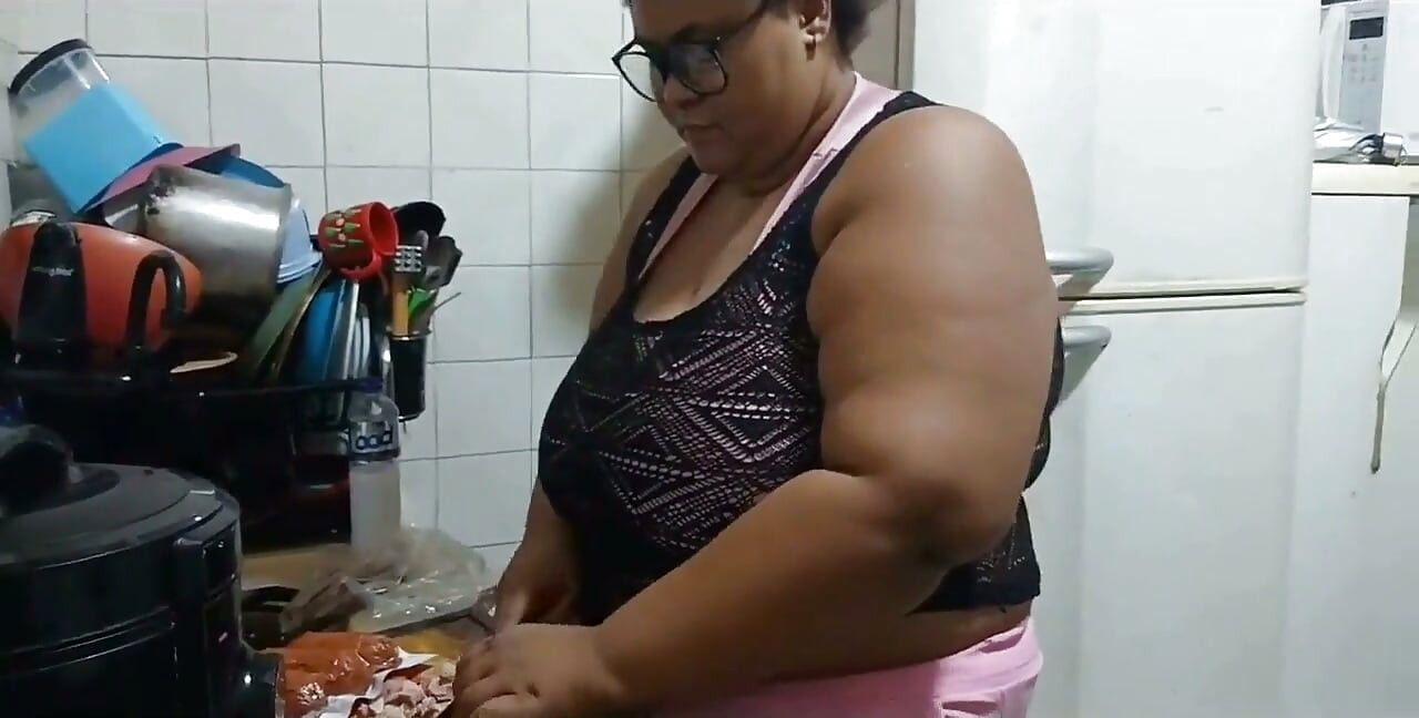 Stepmother in the Kitchen, Fucking Until She Gets a Lot of Cum in Her Mouth.