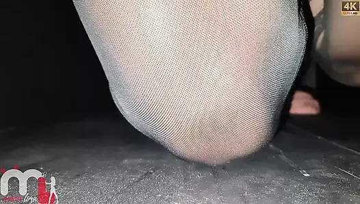 Cuckold mengambil kondom dari orang asing itu karena kemaluannya besar dan tebal.