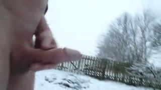 Masturbando ao ar livre em tempo de neve