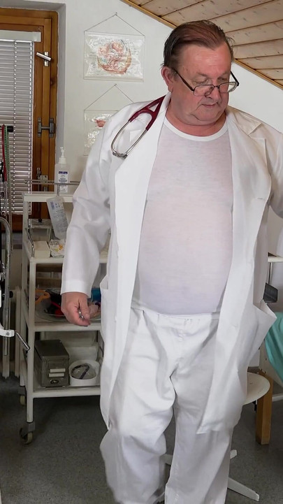 Památný okamžik z "Velmi plachá teen Eleanor vyšetřená perverzním gynekologem"