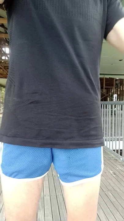 Riesci a vedere il mio cazzo in questi pantaloncini a rete?