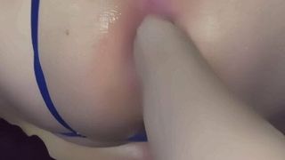 T-girl sexybrody fistée, pieds, baisée, bouche bée et plus