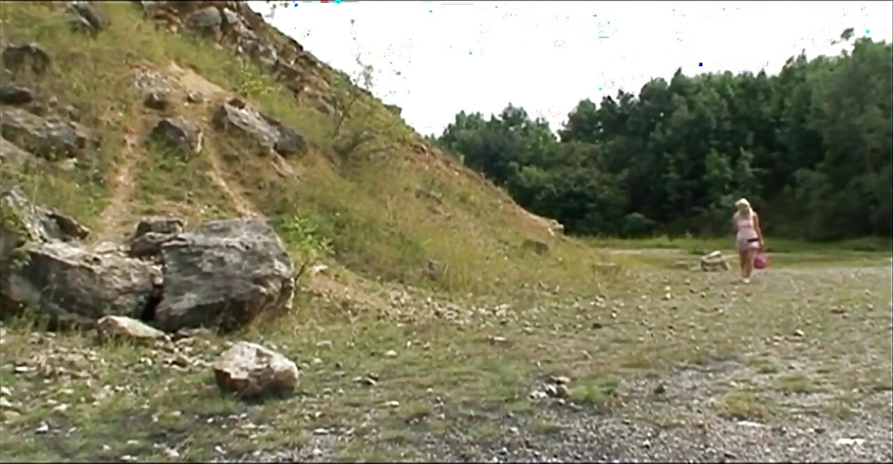 Une ado sexy se fait baiser dans la nature par son guide mature
