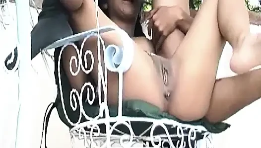 Bağlı orta yaşlı seksi kadın kalın yarakla öğüruyor ve büyük dölleme sızdırıyor