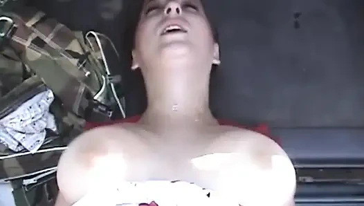 Genç sürtük taşrada bir adamı emiyor