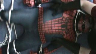 Homem-aranha recebe muitos toques e um goza