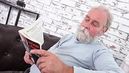 Cewek imut ini mencicipi makanan yang ulung di lantai