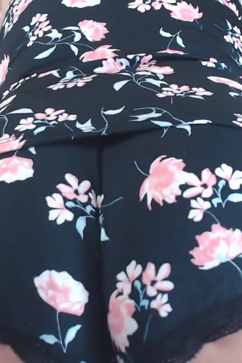 Cur dulce scuturând fundurile din satin