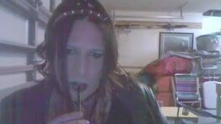 Deri sigara içen gotik travesti