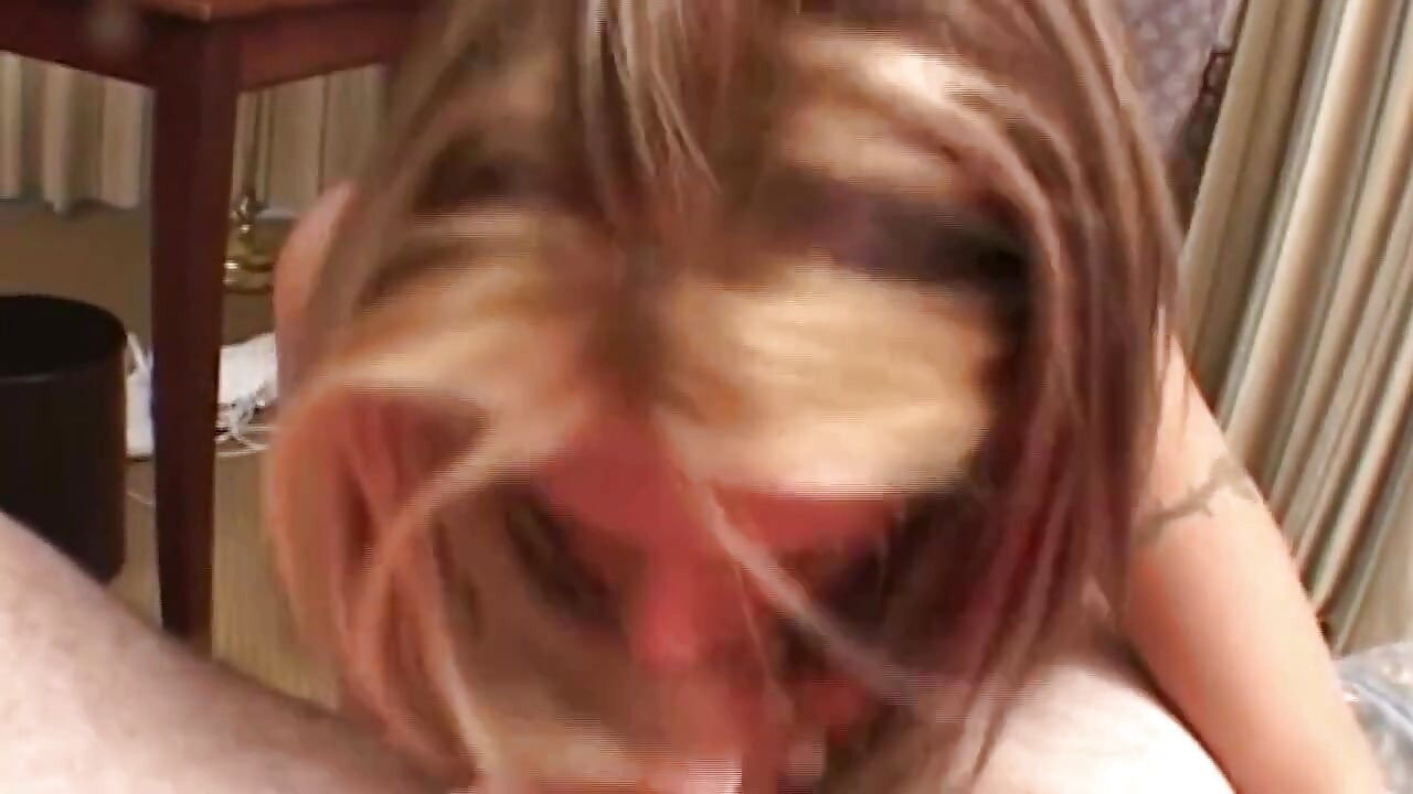 Blondine sutter sjusket pik med savlende tunge