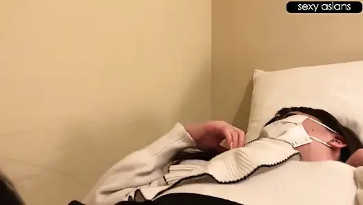Hizmetçi kafe gizli oyun. İnce güzellik kapalı kapılar ardında her kuralı çiğnerken masumca gülümsüyor.